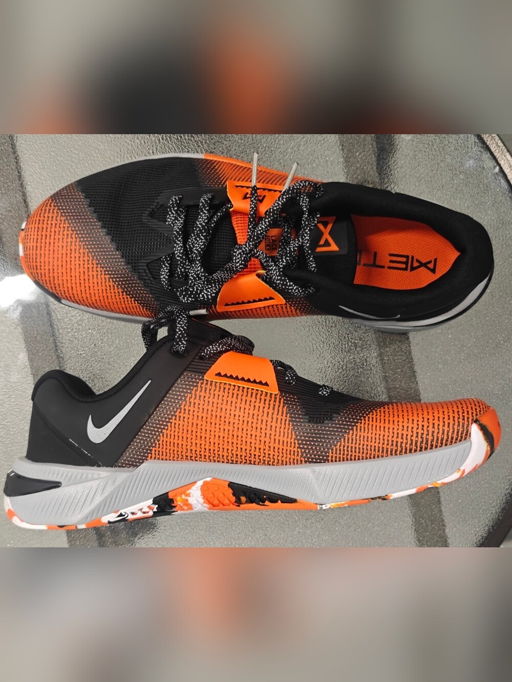 HJ1875-005 Nike Metcon 10 Black Safety Orange Wolf Grey (Men's)